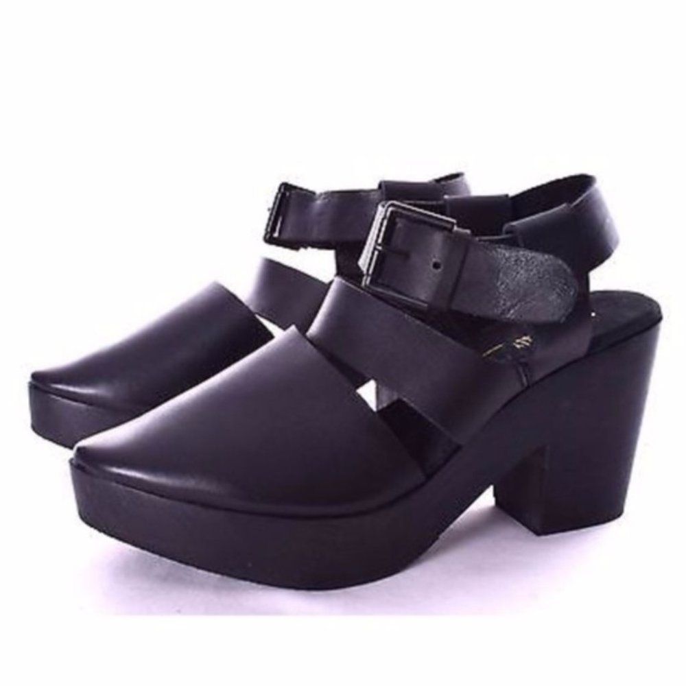 Intentionally Blank Stroll Clogs